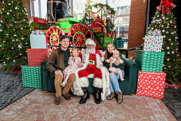 RKPhoto-2025-TheCharlestonSanta-Nov29-0738