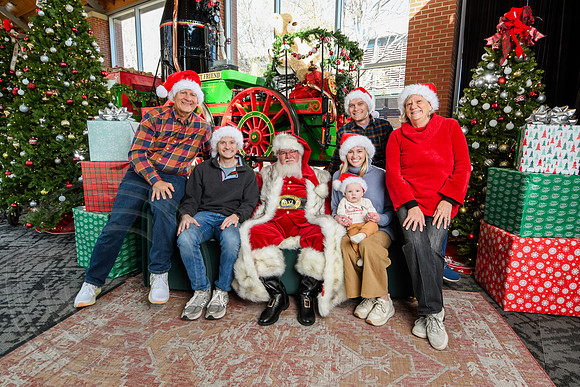 RKPhoto-2025-TheCharlestonSanta-Nov29-0739