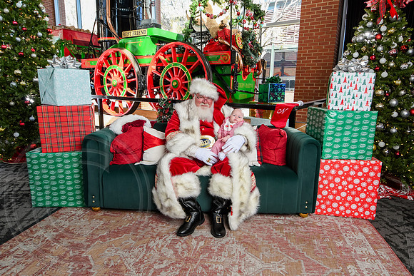 RKPhoto-2025-TheCharlestonSanta-Nov29-0741