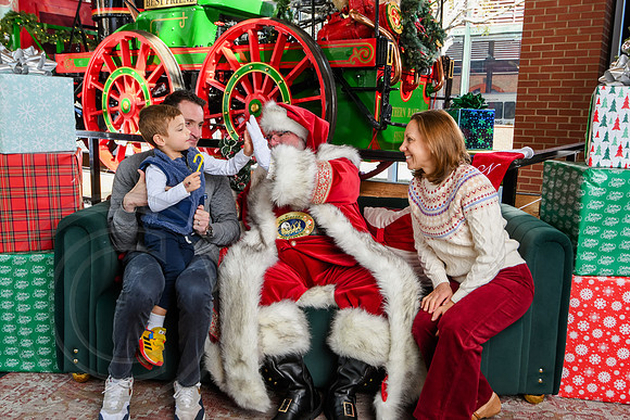 RKPhoto-2025-TheCharlestonSanta-Nov29-0746