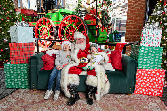 RKPhoto-2025-TheCharlestonSanta-Nov29-0747