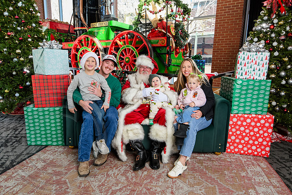 RKPhoto-2025-TheCharlestonSanta-Nov29-0748
