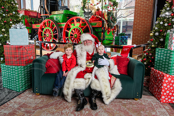RKPhoto-2025-TheCharlestonSanta-Nov29-0760