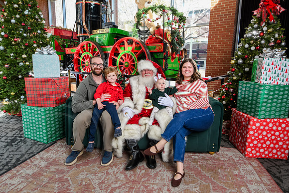 RKPhoto-2025-TheCharlestonSanta-Nov29-0761