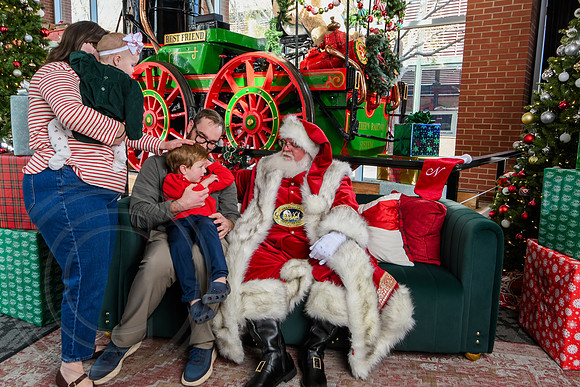 RKPhoto-2025-TheCharlestonSanta-Nov29-0762