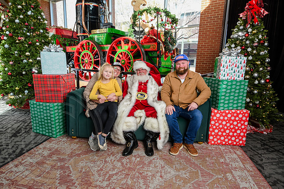 RKPhoto-2025-TheCharlestonSanta-Nov29-0764