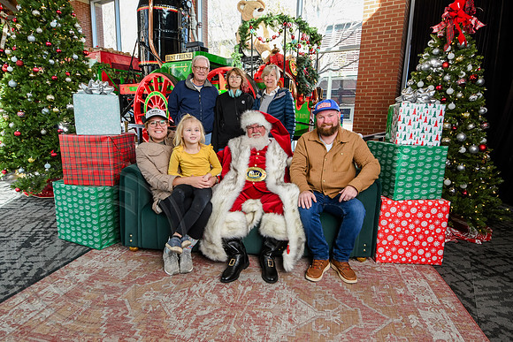 RKPhoto-2025-TheCharlestonSanta-Nov29-0765
