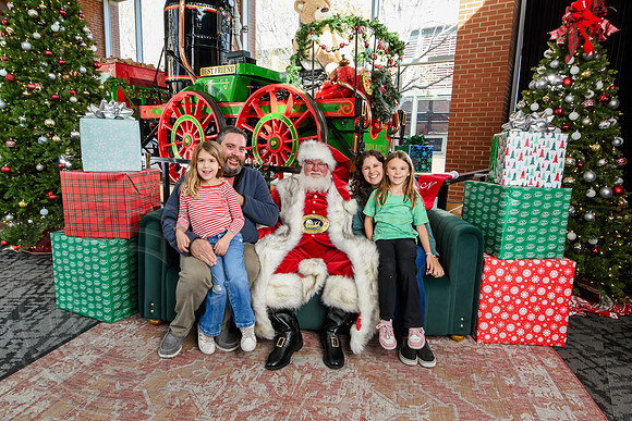 RKPhoto-2025-TheCharlestonSanta-Nov29-0767