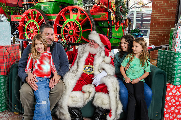 RKPhoto-2025-TheCharlestonSanta-Nov29-0770