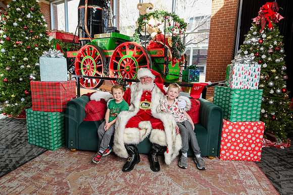 RKPhoto-2025-TheCharlestonSanta-Nov29-0771