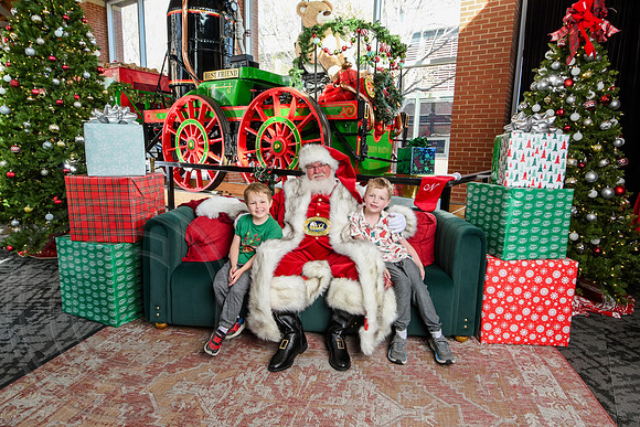 RKPhoto-2025-TheCharlestonSanta-Nov29-0772