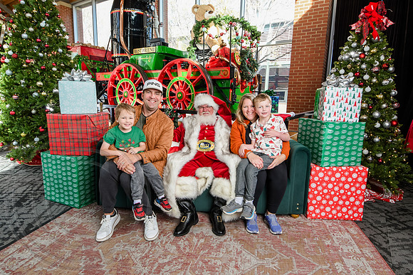 RKPhoto-2025-TheCharlestonSanta-Nov29-0773