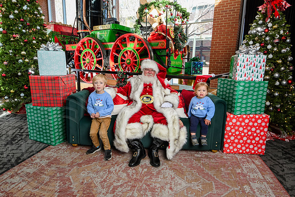 RKPhoto-2025-TheCharlestonSanta-Nov29-0774