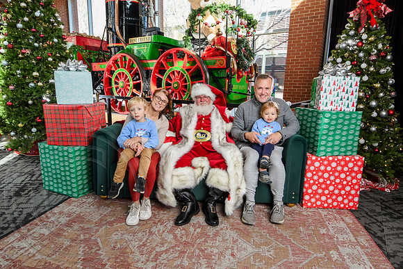 RKPhoto-2025-TheCharlestonSanta-Nov29-0775