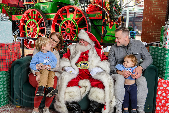 RKPhoto-2025-TheCharlestonSanta-Nov29-0776