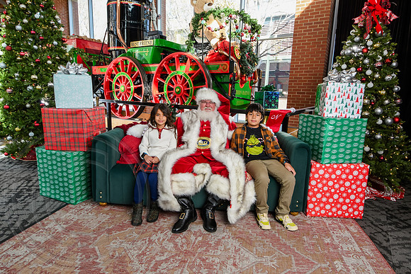 RKPhoto-2025-TheCharlestonSanta-Nov29-0777