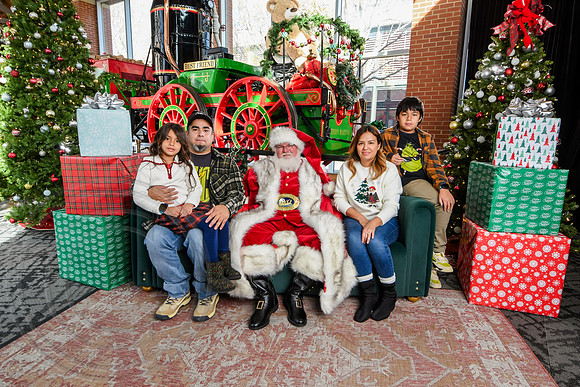 RKPhoto-2025-TheCharlestonSanta-Nov29-0778