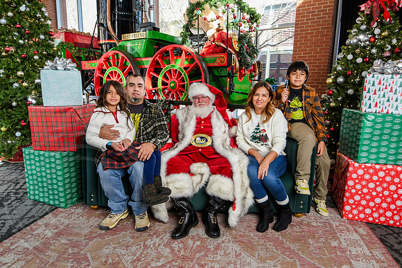 RKPhoto-2025-TheCharlestonSanta-Nov29-0779