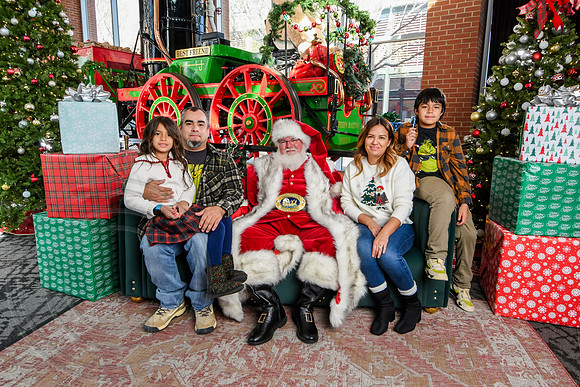RKPhoto-2025-TheCharlestonSanta-Nov29-0780