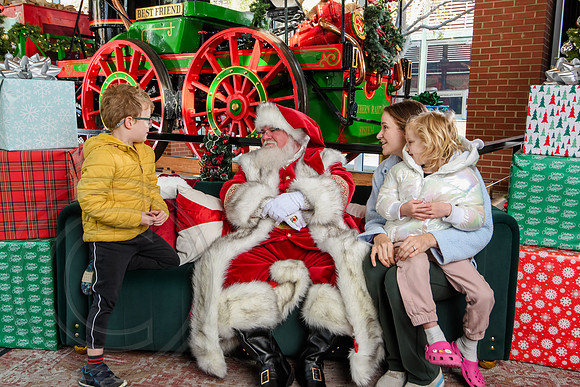 RKPhoto-2025-TheCharlestonSanta-Nov29-0783