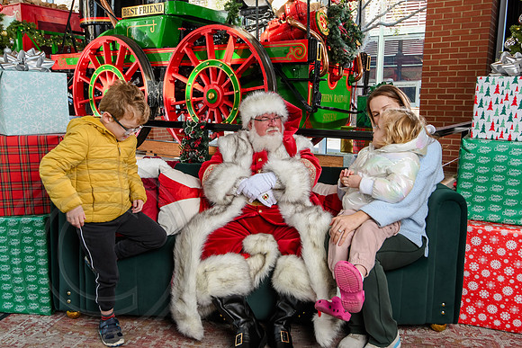 RKPhoto-2025-TheCharlestonSanta-Nov29-0784