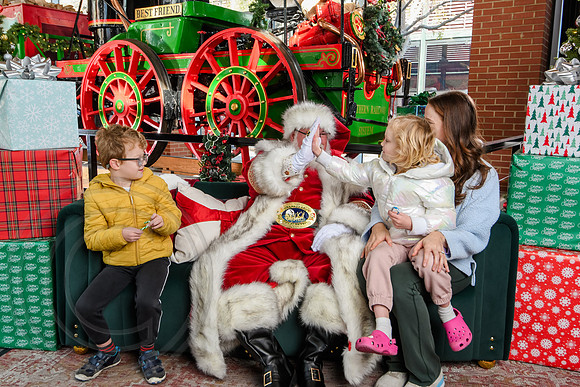 RKPhoto-2025-TheCharlestonSanta-Nov29-0785