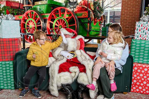 RKPhoto-2025-TheCharlestonSanta-Nov29-0786