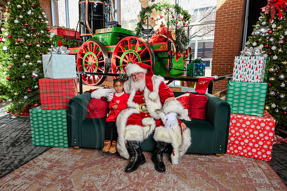 RKPhoto-2025-TheCharlestonSanta-Nov29-0787