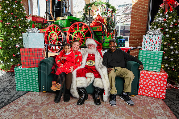 RKPhoto-2025-TheCharlestonSanta-Nov29-0788