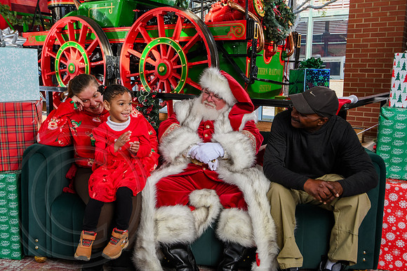 RKPhoto-2025-TheCharlestonSanta-Nov29-0789