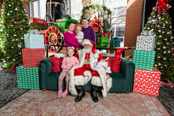 RKPhoto-2025-TheCharlestonSanta-Nov29-0790