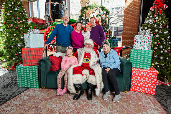 RKPhoto-2025-TheCharlestonSanta-Nov29-0791