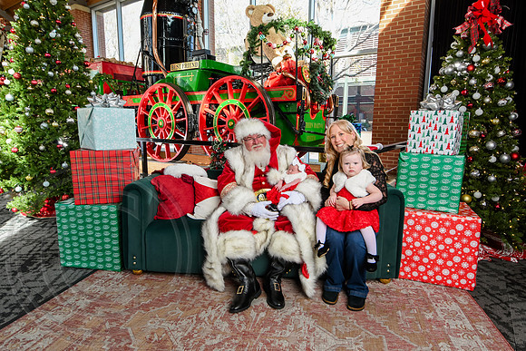 RKPhoto-2025-TheCharlestonSanta-Nov29-0793