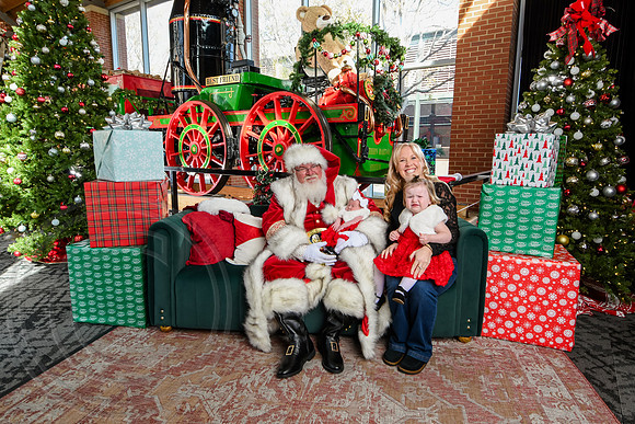RKPhoto-2025-TheCharlestonSanta-Nov29-0794