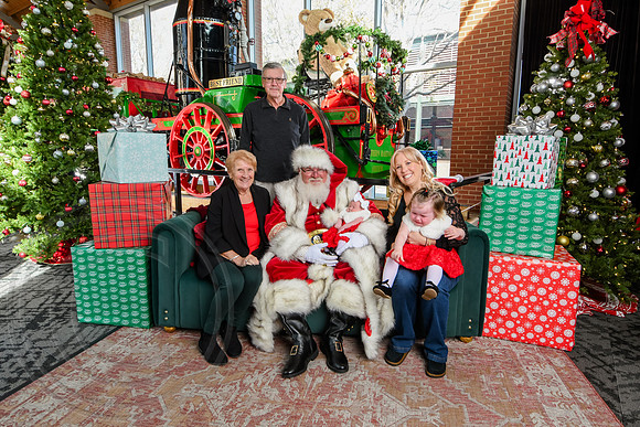 RKPhoto-2025-TheCharlestonSanta-Nov29-0795