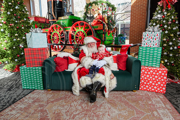 RKPhoto-2025-TheCharlestonSanta-Nov29-0796