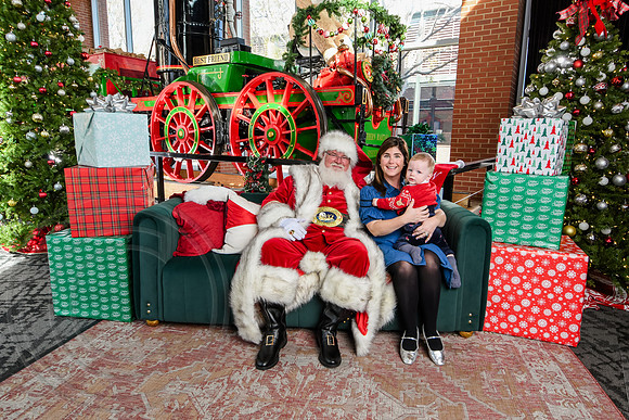 RKPhoto-2025-TheCharlestonSanta-Nov29-0798