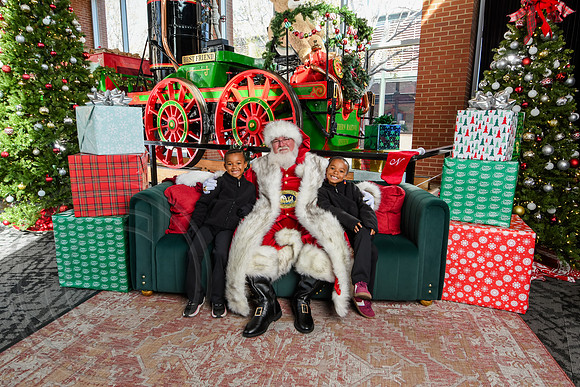 RKPhoto-2025-TheCharlestonSanta-Nov29-0800