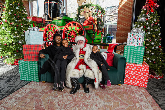 RKPhoto-2025-TheCharlestonSanta-Nov29-0801