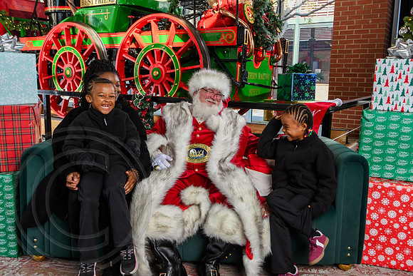 RKPhoto-2025-TheCharlestonSanta-Nov29-0803