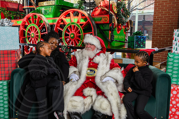 RKPhoto-2025-TheCharlestonSanta-Nov29-0805