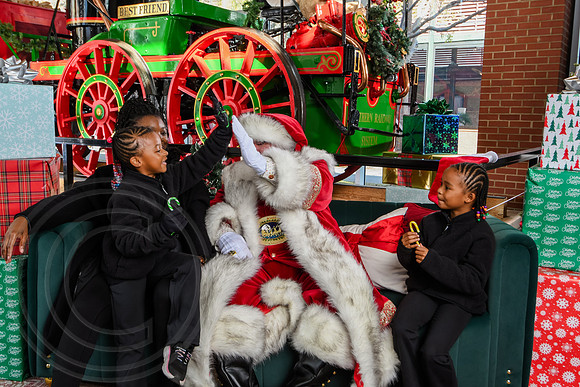 RKPhoto-2025-TheCharlestonSanta-Nov29-0807