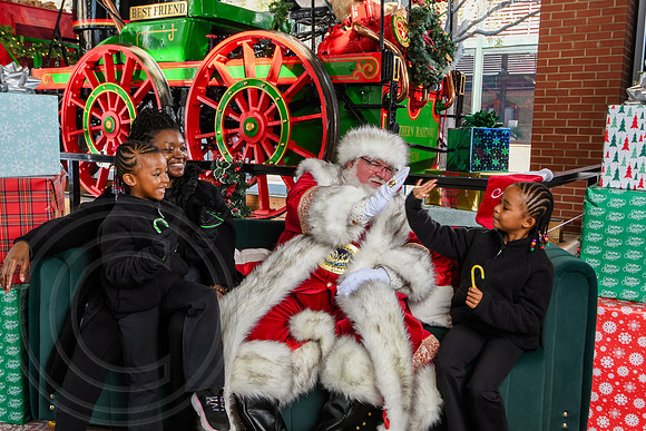 RKPhoto-2025-TheCharlestonSanta-Nov29-0808