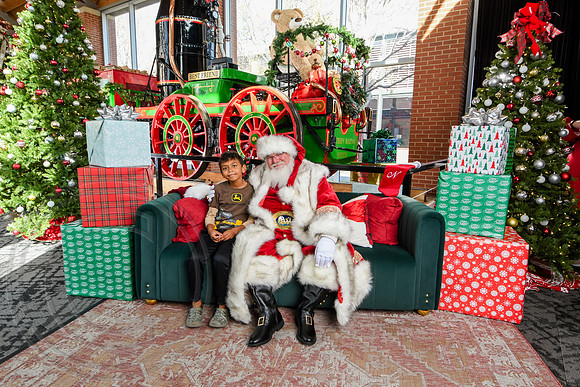RKPhoto-2025-TheCharlestonSanta-Nov29-0809