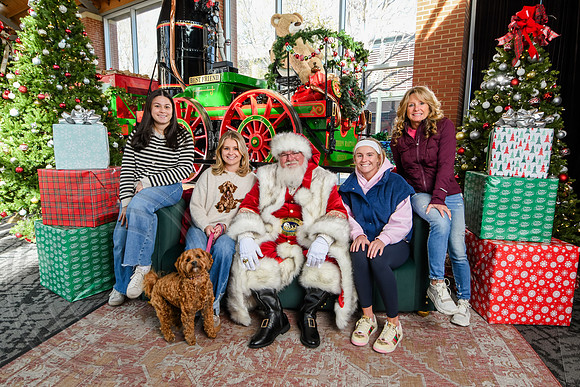 RKPhoto-2025-TheCharlestonSanta-Nov29-0811