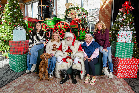 RKPhoto-2025-TheCharlestonSanta-Nov29-0812