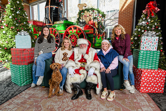 RKPhoto-2025-TheCharlestonSanta-Nov29-0813