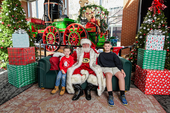 RKPhoto-2025-TheCharlestonSanta-Nov29-0814