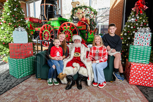 RKPhoto-2025-TheCharlestonSanta-Nov29-0815