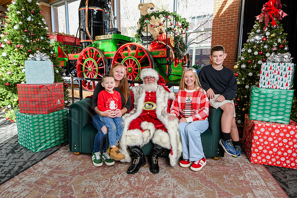 RKPhoto-2025-TheCharlestonSanta-Nov29-0816